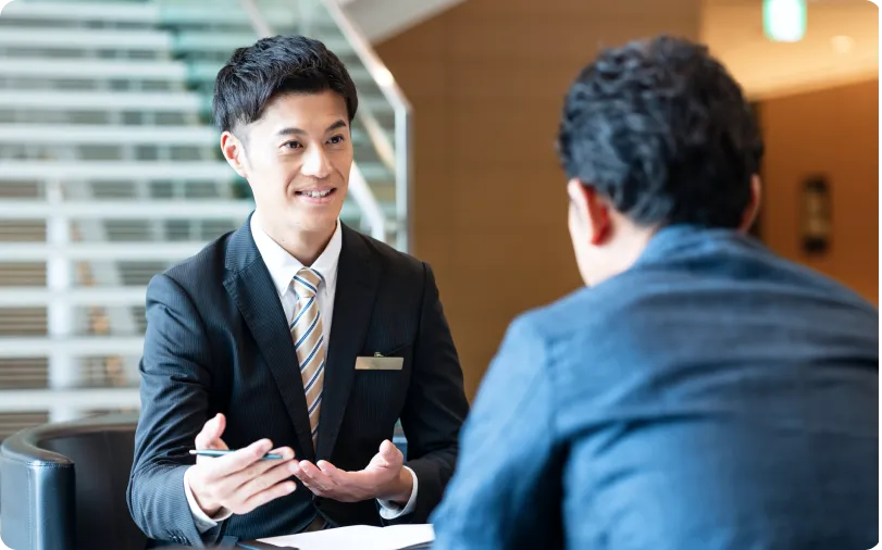 スーツで会話をする男性